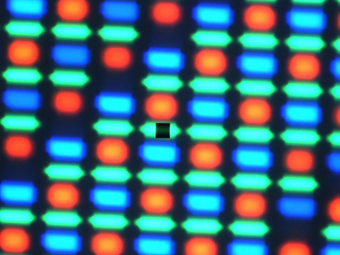 The measuring aperture placed on a single powered OLED sub-pixel
